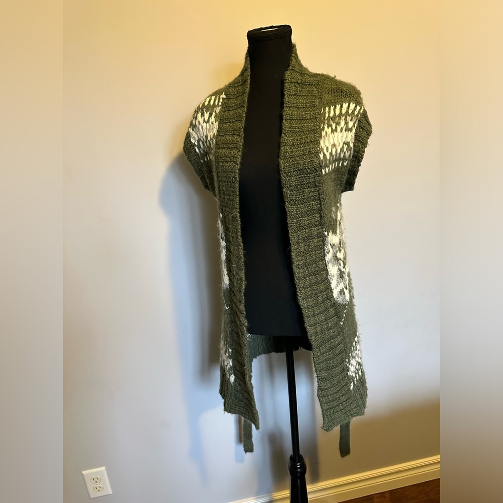 Sleeveless Green and White Knit Cardigan with Belt